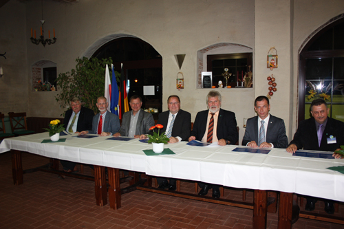 Zdjęcie z podpisania oświadczenia o współpracy wszystkich partnerów Powiatu Meklemburskiego