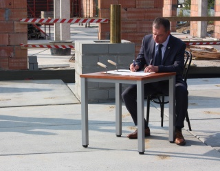 Podpisanie aktu erekcyjnego pod budowę Komendy w Białogardzie
