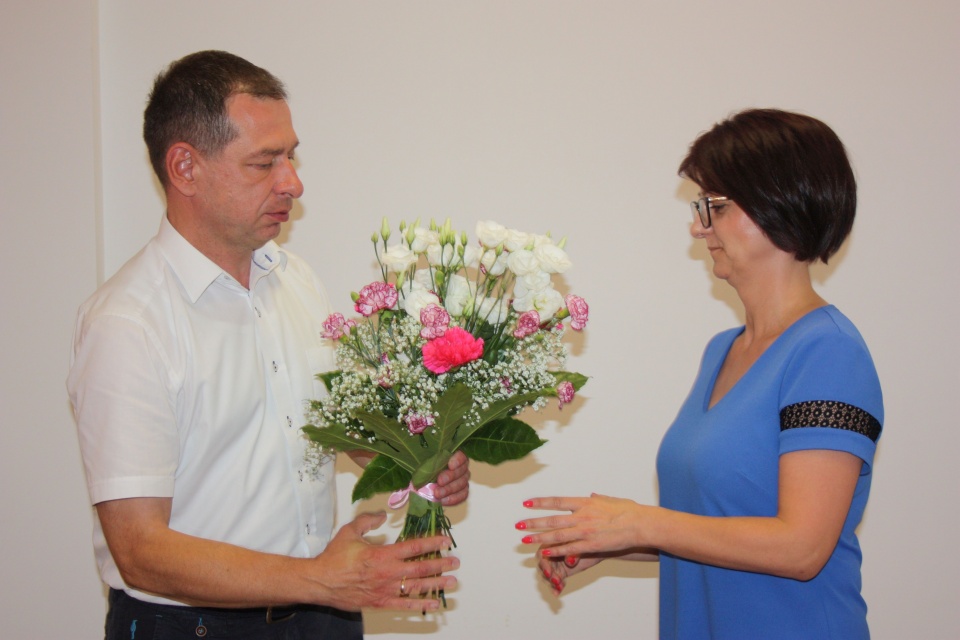 Symbolicznymi kwiatami przekazanymi na ręce Żanety Pokucińskiej głównej księgowej Starostwa Powiatowego w Białogardzie Starosta Białogardzki podziękował pracownikom z tytułu pracy na rzecz Powiatu.