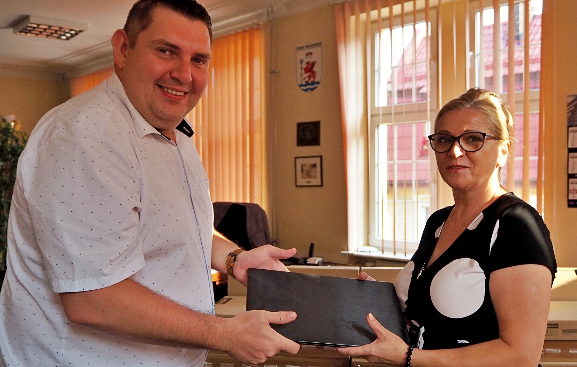 Powiat Białogardzki: 40 laptopów dla dzieci w pieczy zastępczej