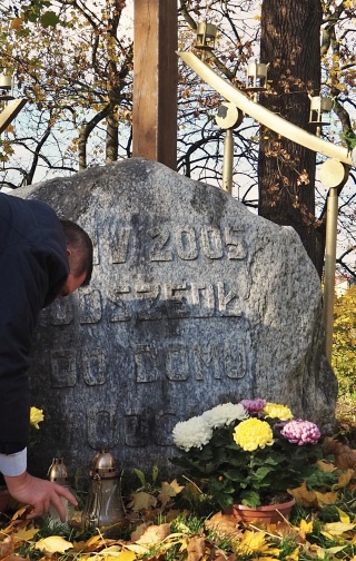 Starosta białogardzki złożył kwiaty i zapalił znicze na wzgórzu Jana Pawła II