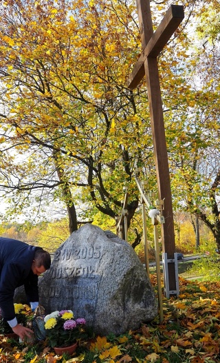 Starosta białogardzki złożył kwiaty i zapalił znicze na wzgórzu Jana Pawła II