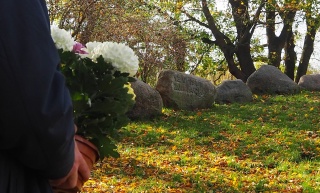 Starosta białogardzki złożył kwiaty i zapalił znicze na wzgórzu Jana Pawła II