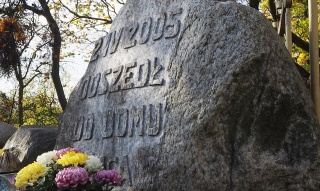 Starosta białogardzki złożył kwiaty i zapalił znicze na wzgórzu Jana Pawła II