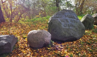 Starosta białogardzki złożył kwiaty i zapalił znicze na wzgórzu Jana Pawła II