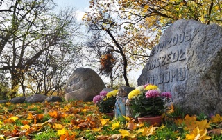 Starosta białogardzki złożył kwiaty i zapalił znicze na wzgórzu Jana Pawła II