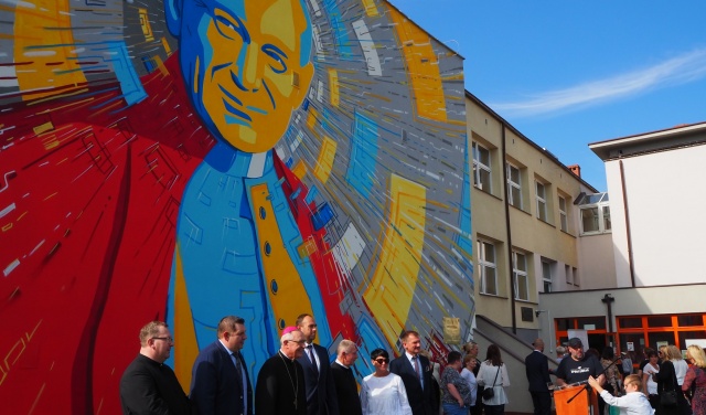Zespół Szkół z muralem Jana Pawła II