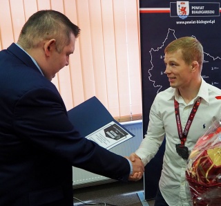 Krzysztof Bieńkowski, wicemistrz Europy w zapasach z wizytą w Starostwie Powiatowym w Białogardzie