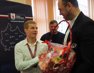 Krzysztof Bieńkowski, wicemistrz Europy w zapasach z wizytą w Starostwie Powiatowym w Białogardzie