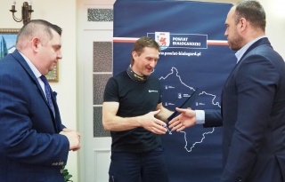 Starosta białogardzki uhonorował kajakarza Piotra Rosadę za osiągnięcia sportowe