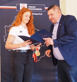 Małgorzata Maślak, mistrzyni Polski w oszczepie z wizytą u starosty białogardzkiego