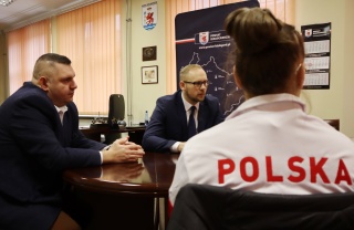 Spotkanie władz powiatowych z Wiktorią Chołuj, mistrzynią Europy U23 w zapasach
