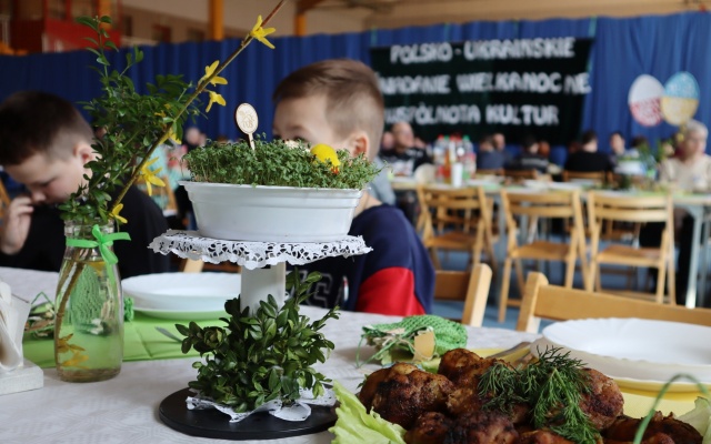 Integracyjny, przedświąteczny posiłek w Białogardzie. Na stole tradycyjny barszcz ukraiński na żeberkach