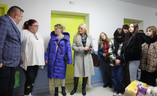 Prezenty od uczniów SP1 w Białogardzie dla pacjentów Zakładu Pielęgnacyjno-Opiekuńczego CORDA w RCM Białogard