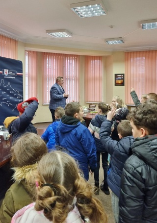 Uczniowie z wizytą u starosty białogardzkiego Piotra Pakuszto | 1.02.2023