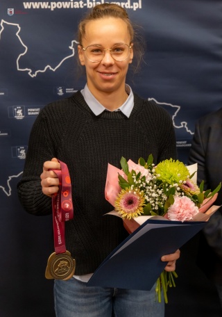 Władze powiatu białogardzkiego gościły złotą medalistkę mistrzostw Europy Wiktorię Chołuj | 23.03.2023