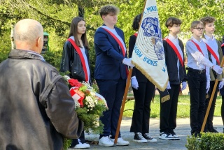 Narodowy Dzień Zwycięstwa | 8 maja 2023 | biało-czerwona wiązanka kwiatów od Powiatu Białogardzkiego