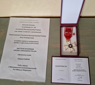 Porucznik Edward Ciupak odznaczony Krzyżem Oficerskim Orderu Odrodzenia Polski nadanym przez prezydenta RP