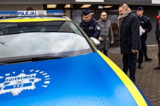 Nowy radiowóz dla KP Policji w Białogardzie, wsparcie Powiatu Białogardzkiego | 29 XII 2023