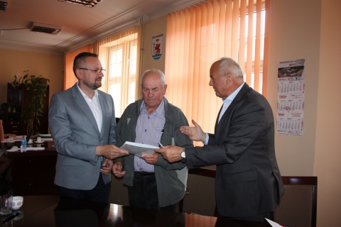 Od lewej: Piotr Woś zastępca burmistrza Karlina, Piotr Pokrywka sołtys Ubysławic oraz Ryszard Mićko podpisują umowę w ramach „Sołeckich Grantów 2017”