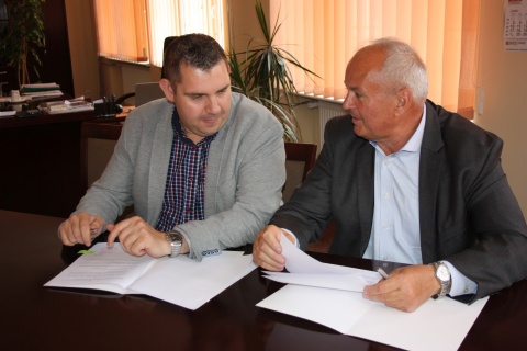 W imieniu Powiatu Białogardzkiego umowę podpisywał Piotr Pakuszto wicestarosta białogardzki