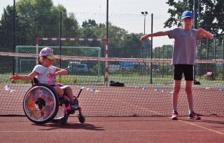Zajęcia sportowo-rehabilitacyjne dla dzieci poruszających się na wózku inwalidzkim