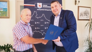 Zbigniew Cabaj, utytułowany ciężarowiec z Dobrowa z wizytą u starosty białogardzkiego