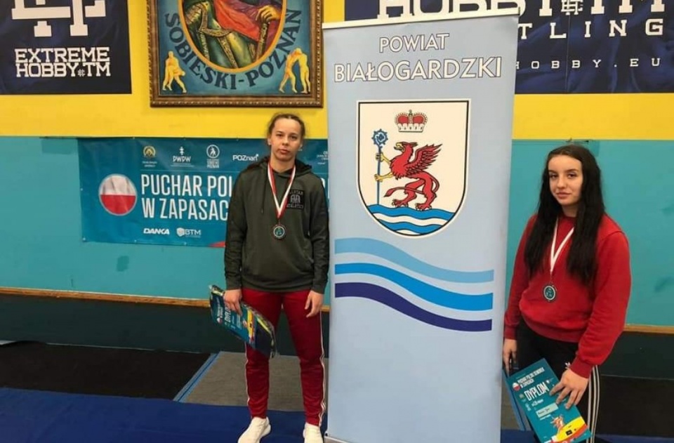 Wiktoria Chołuj i Julia Nowicka z AKS Białogard z brązowymi medalami Pucharu Polski Seniorek w zapasach
