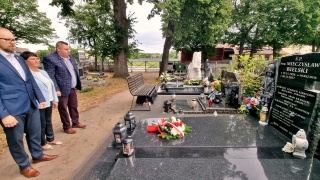 Kwiaty od władz powiatowych na grobie Mieczysława Bielskiego, warszawskiego powstańca