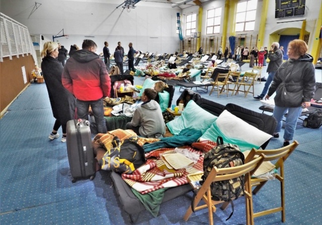 Hala sportowa w Białogardzie wypełnia się łóżkami dla uchodźców