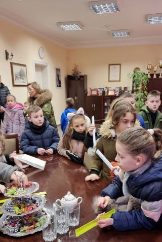 Uczniowie z wizytą u starosty białogardzkiego Piotra Pakuszto | 1.02.2023