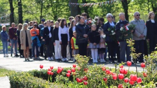 Narodowy Dzień Zwycięstwa | 8 maja 2023 | biało-czerwona wiązanka kwiatów od Powiatu Białogardzkiego