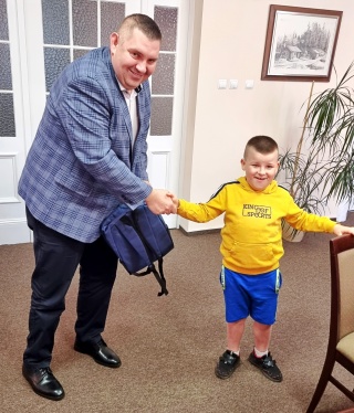 Ciężko chory 8-letni Kacper Wasilewski gościem starosty białogardzkiego