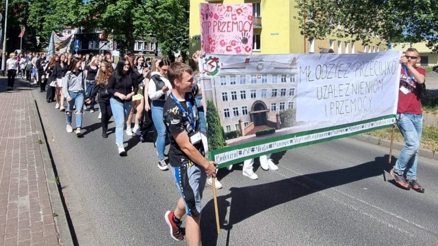 Młodzież z białogardzkich szkół przeszła w marszu przeciwko przemocy i uzależnieniom