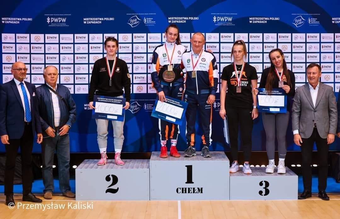 XXXII Mistrzostwa Polski Seniorek w zapasach. Brąz Julii Nowickiej z AKS Białogard XXXII Mistrzostwa Polski Seniorek w zapasach. Brąz Julii Nowickiej z AKS Białogard