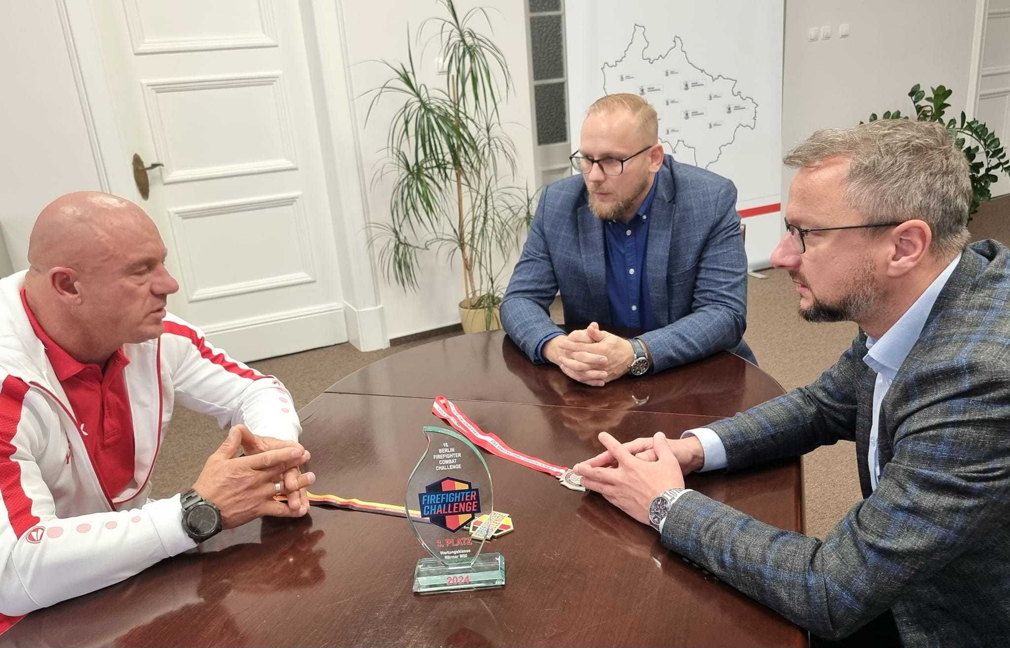 Sylwester Kemprowski, strażak z Białogardu z wizytą w Starostwie Powiatowym w Białogardzie Sylwester Kemprowski, strażak z Białogardu z wizytą w Starostwie Powiatowym w Białogardzie