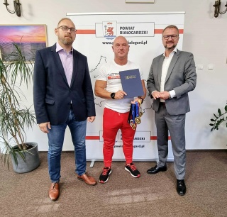 Spotkanie władz powiatowych z mistrzem Europy i Polski - Sylwestrem Kemprowskim, strażakiem z Białogardu | 8.09.2025
