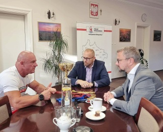 Spotkanie władz powiatowych z mistrzem Europy i Polski - Sylwestrem Kemprowskim, strażakiem z Białogardu | 8.09.2025
